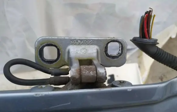 BMW X3 E83 Tailgate/trunk/boot hinge