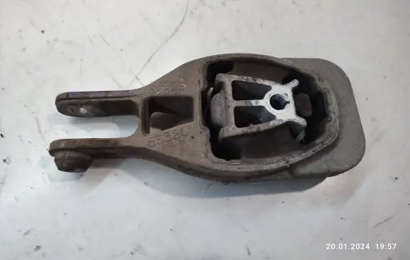 Opel Mokka X Engine mount bracket