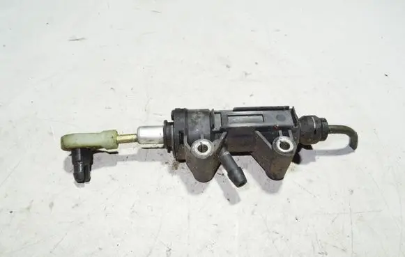 BMW 3 E90 E91 Clutch master cylinder 6758822 21526758822