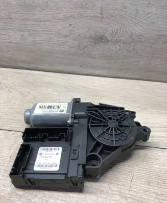 Volkswagen Touran II Front door window regulator motor 5K0959792 05075732 73223061232275