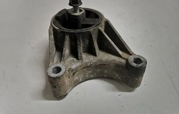 Opel Zafira B Engine mount bracket 24459772
