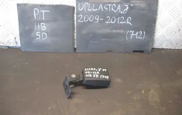 Opel Astra J Seat belt trim 13354864