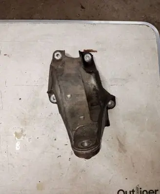 Volkswagen Transporter - Caravelle T5 Engine mounting bracket 7H0199370J 7H0199370K AL519C03