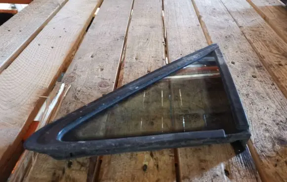 Volkswagen Caddy Front triangle window/glass 