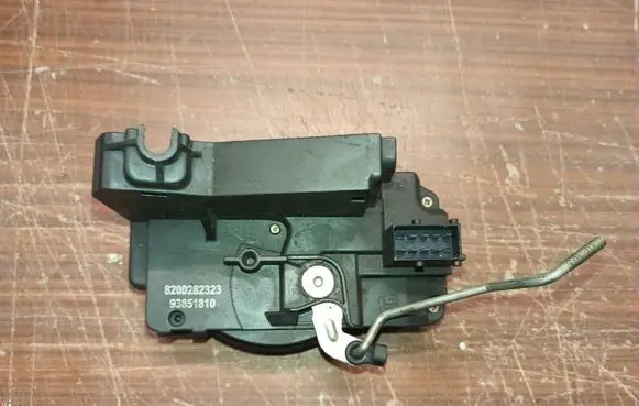 Renault Trafic II (X83) Front door lock 8200282323