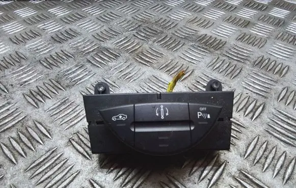 Mercedes-Benz E AMG W211 Parking (PDC) sensor switch 2118217058 A2118217058 03751202