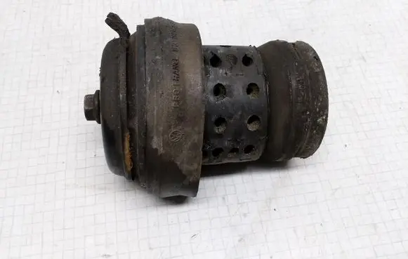 Volkswagen PASSAT B4 Engine mount bracket 357199611