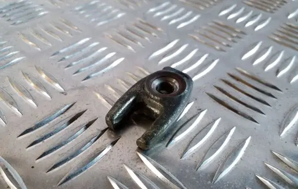 Nissan Juke I F15 Fuel Injector clamp holder