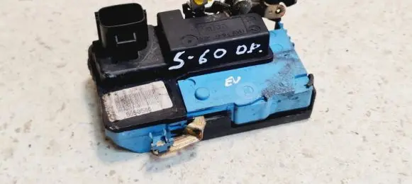 Volvo S60 Front door lock 8650546