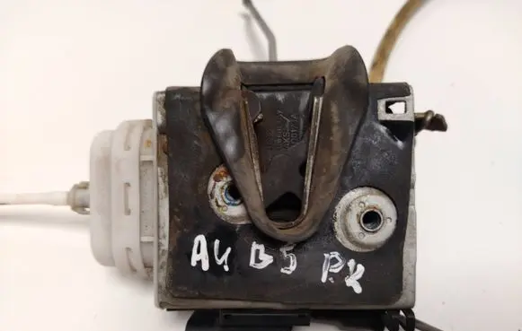 Audi A4 S4 B5 8D Front door lock 4D0173A