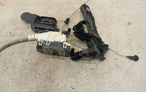 Mercedes-Benz GL X166 Front door lock A1667200135 ZGS002 42235007