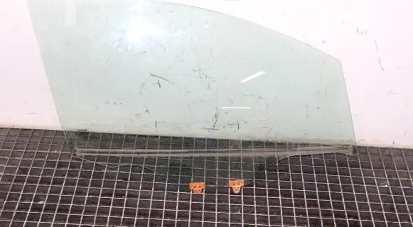 Nissan Leaf II (ZE1) Front door window glass four-door