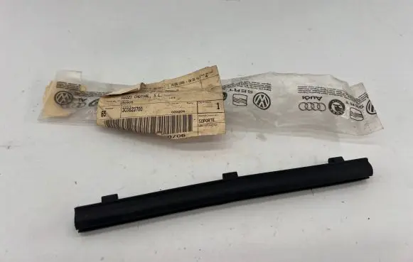 Volkswagen PASSAT B6 Engine compartment rubber 3c0823700