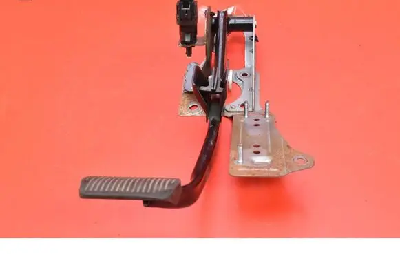Accelerator throttle pedal