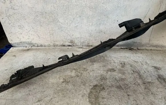 Mercedes-Benz E W211 Wiper trim 2118300913