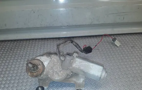 Hyundai Santa Fe Rear window wiper motor 9870026000