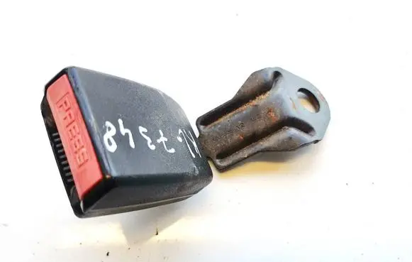 Middle seatbelt buckle (rear)