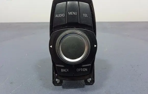 Head unit multimedia control