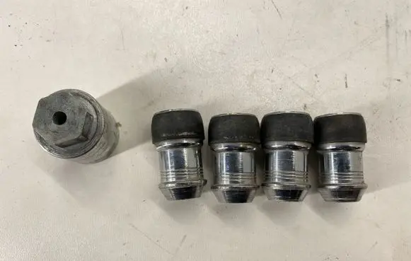 Jeep Grand Cherokee Anti-theft wheel nuts and lock 073629D K6859124
