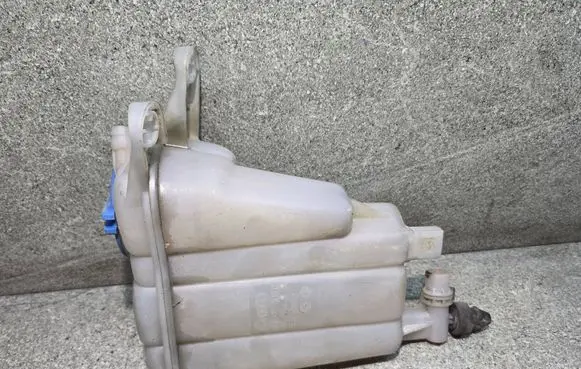 Coolant expansion tank/reservoir