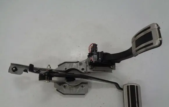 Peugeot 5008 II Pedal assembly 9813503180