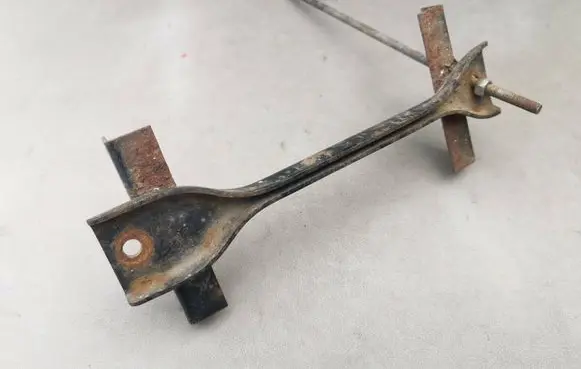 Mitsubishi Grandis Battery bracket 