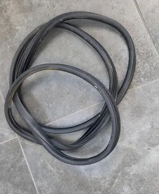 Opel Combo E Front door rubber seal 