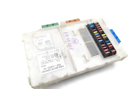 Ford Mondeo MK IV Fuse module 7G9T14073DE 28174438