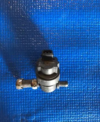Mercedes-Benz SL R230 Valve vacuum A0004701593