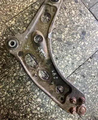 Opel Vivaro Front lower control arm/wishbone 93853465 8200395004