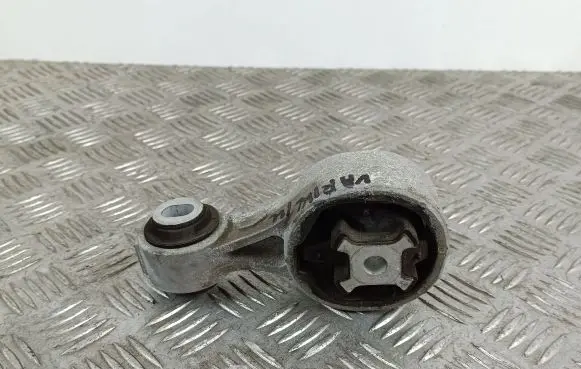 Nissan X-Trail T32 Engine mount bracket