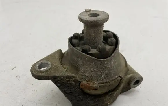Opel Zafira B Engine mount bracket
