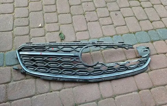 Front bumper upper radiator grill