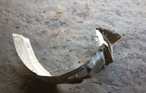 Toyota Avensis T220 Front wheel arch liner splash guards