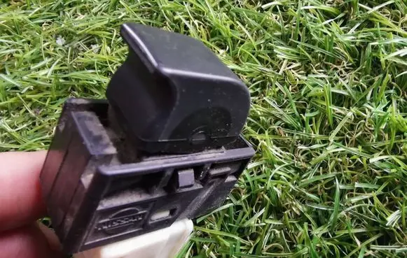 Nissan Almera Electric window control switch