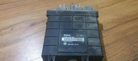 Volkswagen Golf III Engine control unit/module 0261200760 1h0907311f