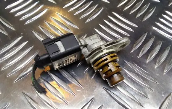 Volkswagen Golf V Camshaft position sensor 030907601D