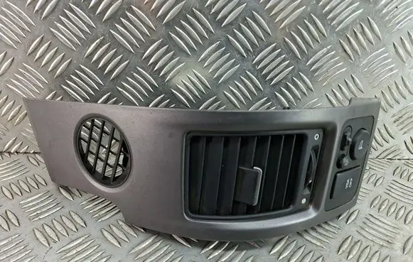 Honda CR-V Dashboard side air vent grill/cover trim 77620SWWG520M1
