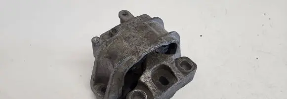 Volkswagen PASSAT B6 Engine mount bracket 1K0199262