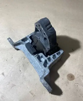 Engine mount bracket