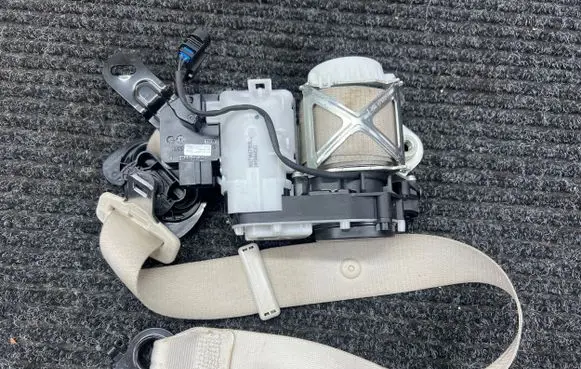 BMW 5 G30 G31 Front seatbelt 7402423 34027306
