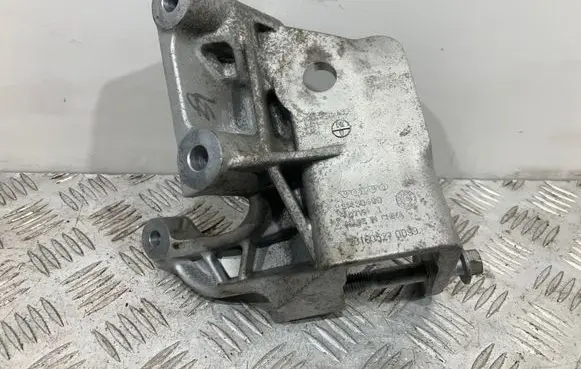 Volvo S90, V90 Engine mounting bracket 31430490