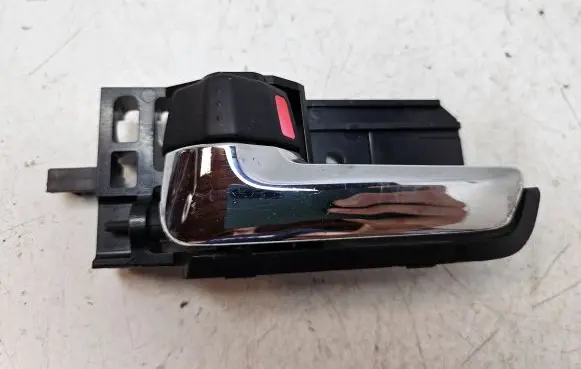 Suzuki SX4 Rear door interior handle