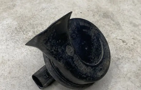 Audi A4 S4 B6 8E 8H Horn signal 8E0951221 E1000209