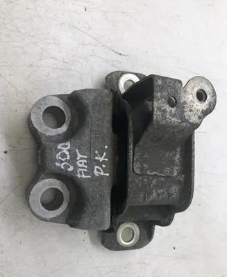 Fiat 500L Engine mount bracket