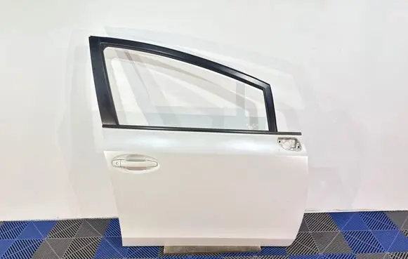 Toyota Prius+ (ZVW40) Front door