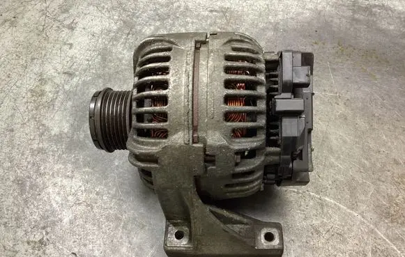 Volvo XC70 Generator/alternator 30658085 0124525060