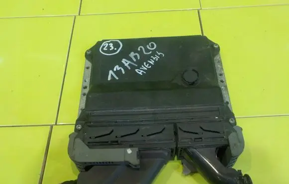 Toyota Avensis T270 Engine control unit/module 8966105D52