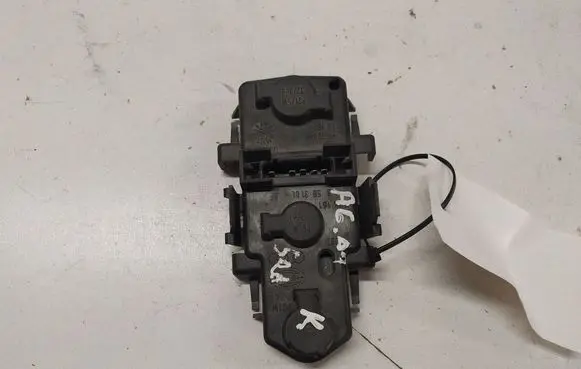 Audi A6 S6 C5 4B Tail light bulb cover holder B5831BL 148162
