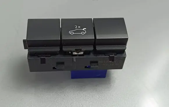 Peugeot 5008 II Tailgate opening switch 9813047277